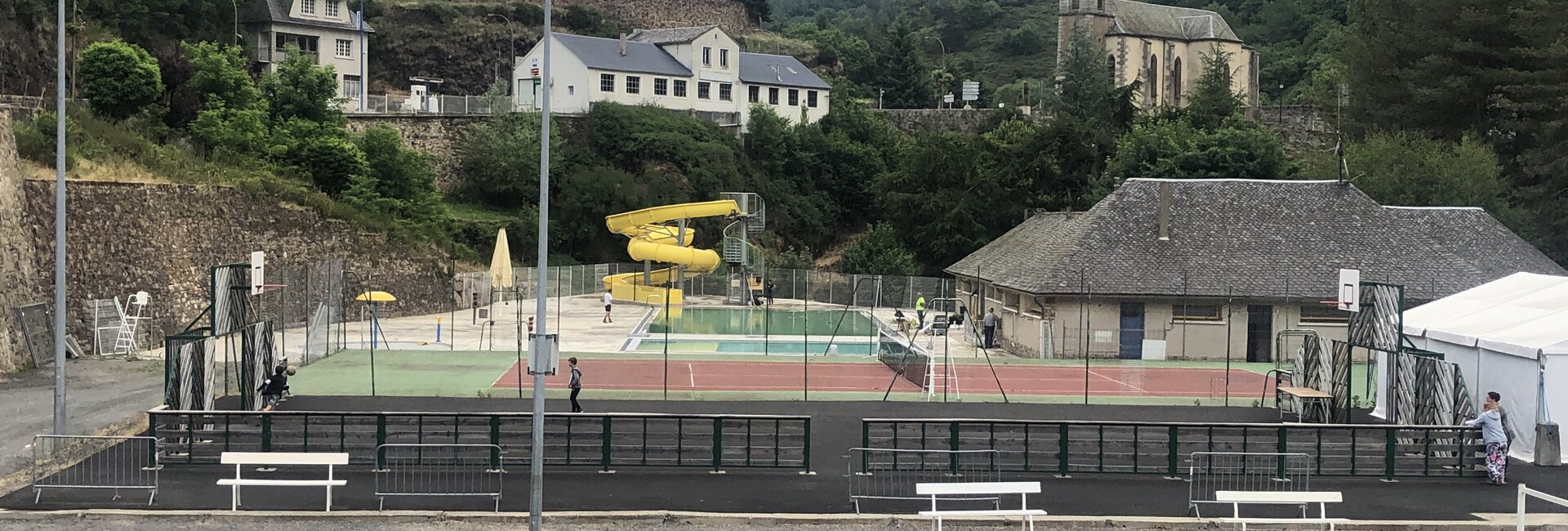 Terrain de tennis Courts extérieurs à Chaudes-Aigues